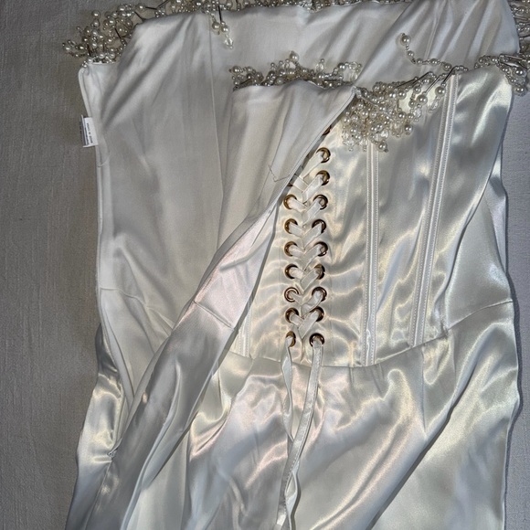 Elegant White Strapless Dress - Picture 6 of 6